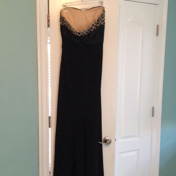 Long black gown with beaded bodice size 4 - Picture 2 of 4